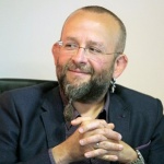 Не можеш да управляваш от джипката или дивана, воден от личните си комплекси