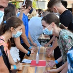 300 човека поставиха световен рекорд на GUINNESS WORLD RECORDS™ по едновременно чукане на дърво