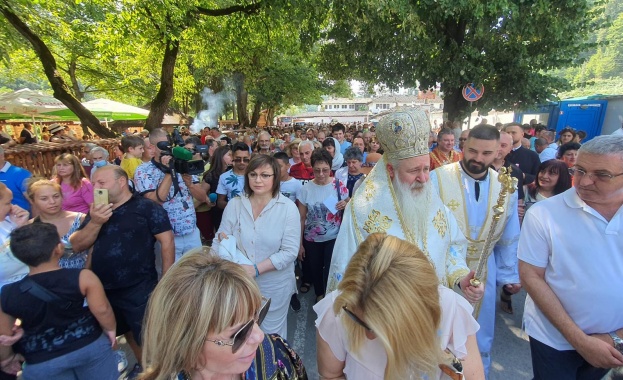 От Троянския манастир поздравявам всички с големия християнски празникУспение Богородично