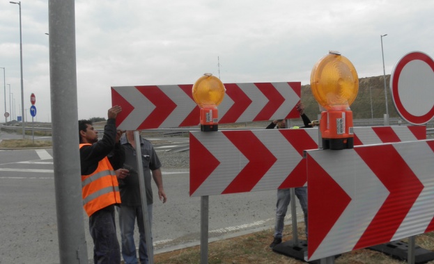 Временно e ограничено движението в двете посоки по пътя София
