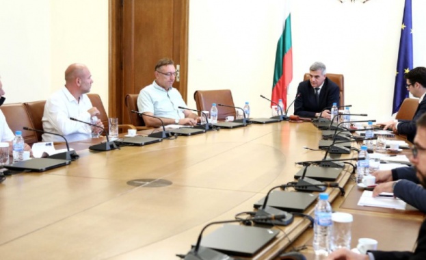 Премиерът Стефан Янев обсъди проблемите в сектор земеделие с организации