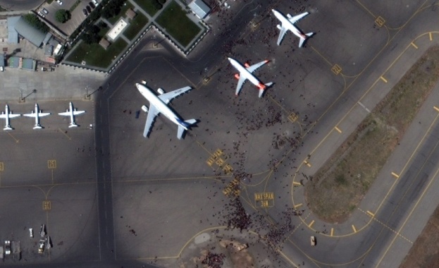 Възстановени са били тази сутрин военните полети от летището в