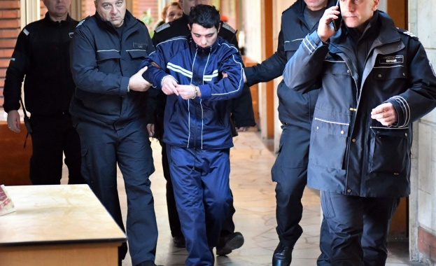 Липсват обаче предпоставките за определяне на изключителната санкция доживотен затвор