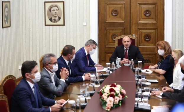Продължават новите консултации при президента Румен Радев за връчване на