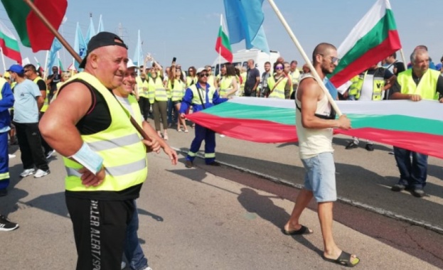 Работници от шуменската пътно строителната фирма Автомагистрали Черно море излизат на