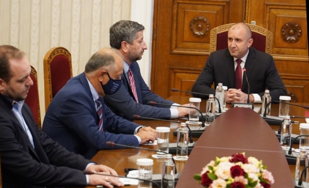 Още преди началото на консултациите президентът Румен Радев заяви с