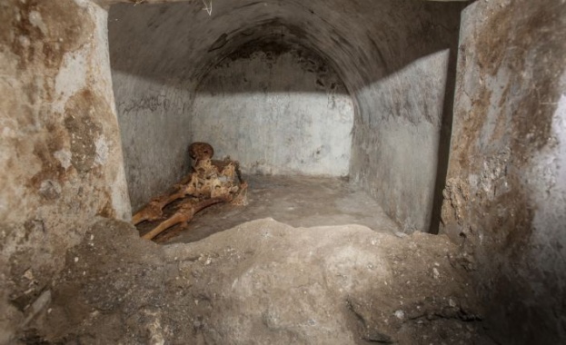 Археолози откриха забележително добре запазен скелет при разкопки на гробница