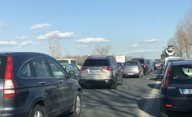 Входът на Бургас откъм магистрала Тракия е блокиран от автомобили