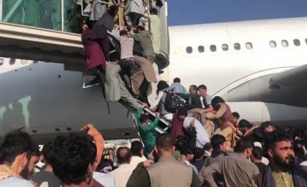 Общо 12 души са загинали в района на летището в