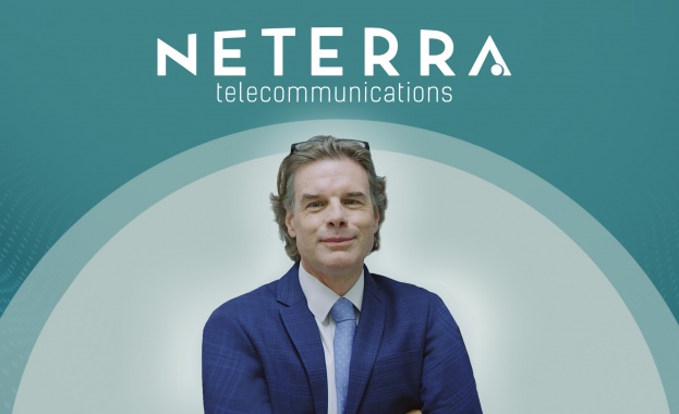 Той се присъединява за да помогне за разрастването на компанията