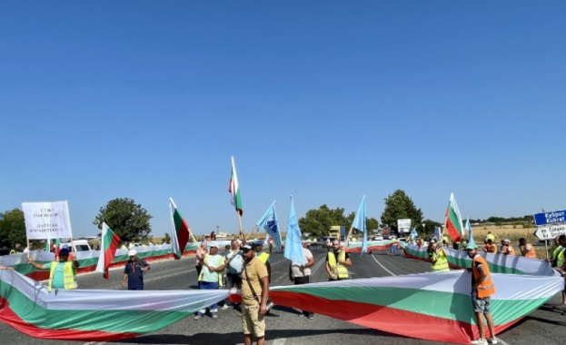 Протестиращи от "Автомагистрали Черно море" блокираха пътища в Бургас, Русе и Шумен 