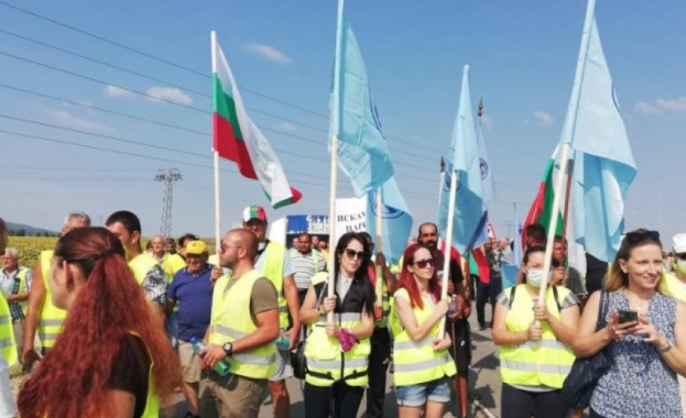 Трети протест на работниците от шуменската пътно строителна фирма Автомагистрали Черно
