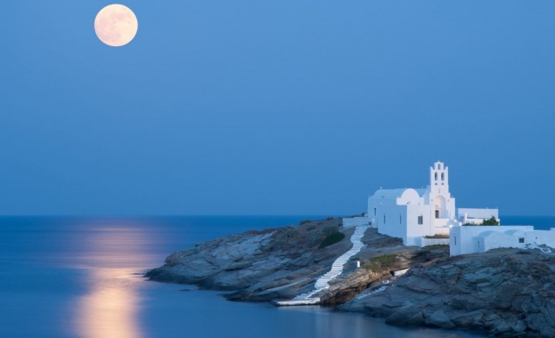 Безплатни музеи и удължено работно време отбелязват августовското пълнолуние на