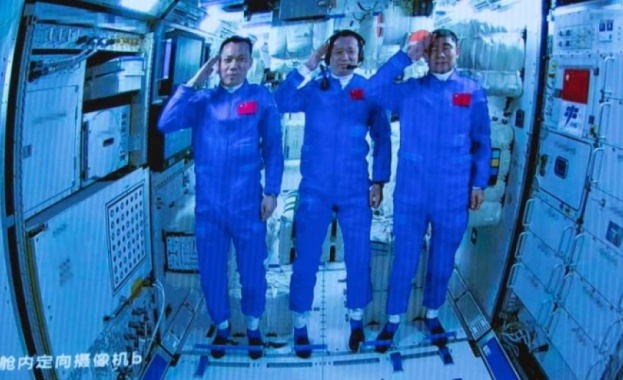 Китайската космическа агенция обяви в петък че нейни астронавти са