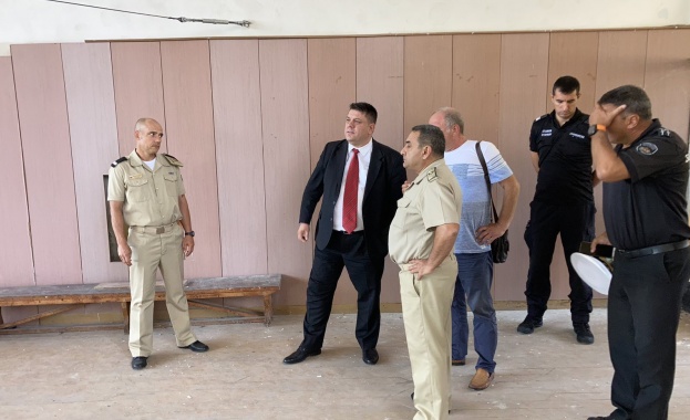 Председателят на Комисията по отбрана и народен представител от парламентарната