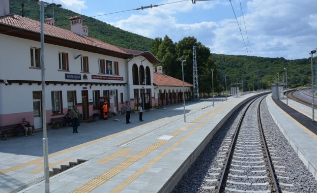 Завърши рехабилитацията на железопътния участък Копривщица Стряма и жп