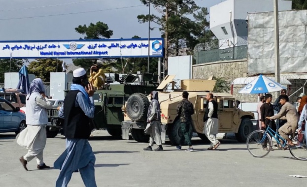 Служител на афганистанските сили за сигурност е загинал а трима