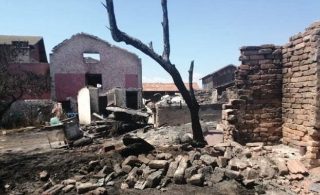 Шестте къщи които изгоряха във велинградското село Кръстава трябва да