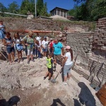 Иновативно: Туристи участват в археологически разкопки в Хисаря, откриха керамика от 3 век