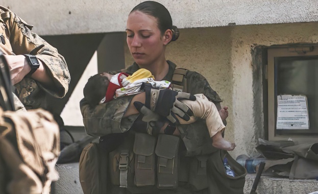 23 годишната Никол Джий американски морски пехотинец на мисия в