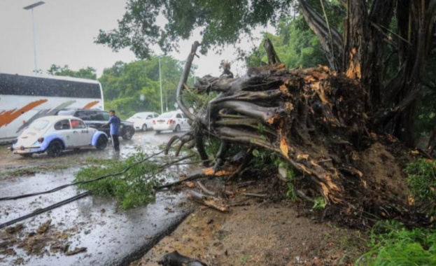 Ураганът Нора връхлетя бреговете на централната част на Западно Мексико