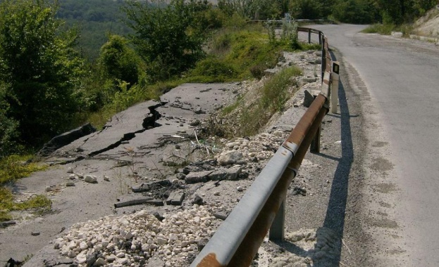 От утре 31 август стартира укрепването на свлачището на