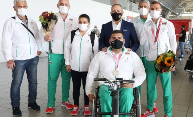  Медалистите ни от Параолимпиадата се прибраха в България 