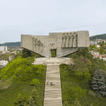 Нова мода в TикТок: Младежи катерят паметника на българо-съветската дружба във Варна 