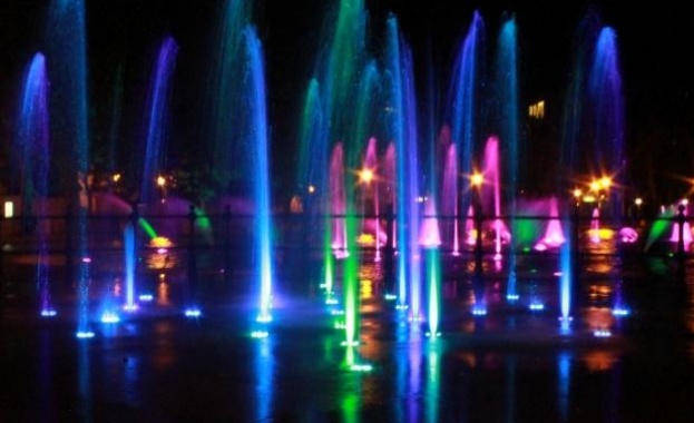 С фееричен балетен спектакъл Лебедово езеро на сцена във водите