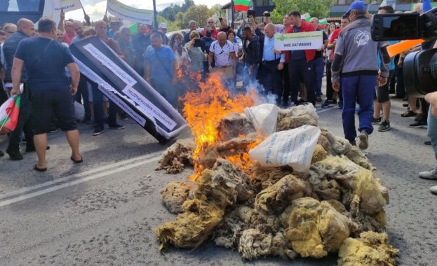 Стотици земеделски производители са се събрали на главния път София Варна