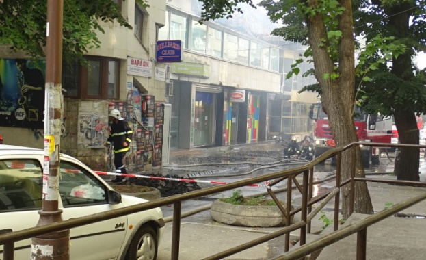 Овладян е мащабният пожар в Благоевград, съобщи БНТ. Изгоря емблематичната