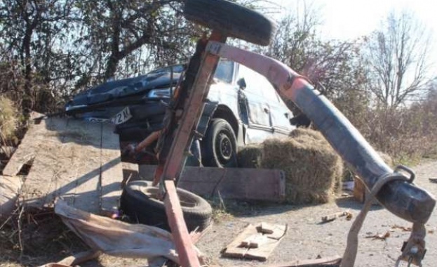 4 деца са тежко ранени при катастрофа между кола и каруца на пътя София - Русе