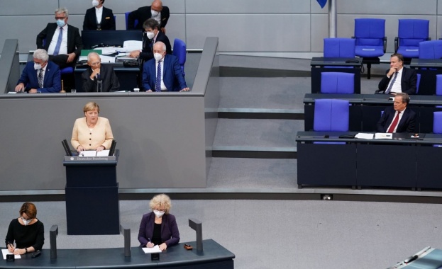 Германският канцлер Ангела Меркел говори на пленарно заседание на Бундестага