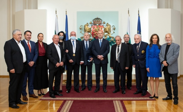 Чест е да удостоя със заслужени отличия изявени сънародници посветили