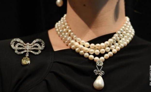 Две великолепни гривни с диаманти, принадлежали на френската кралица Мария-Антоанета,