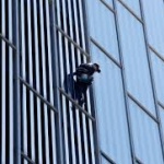 "Човекът паяк" протестира срещу здравните сертификати във Франция 