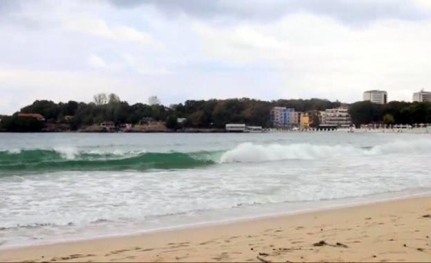 Полицаи и пожарникар спасиха мъж от удавяне на варненския плаж
