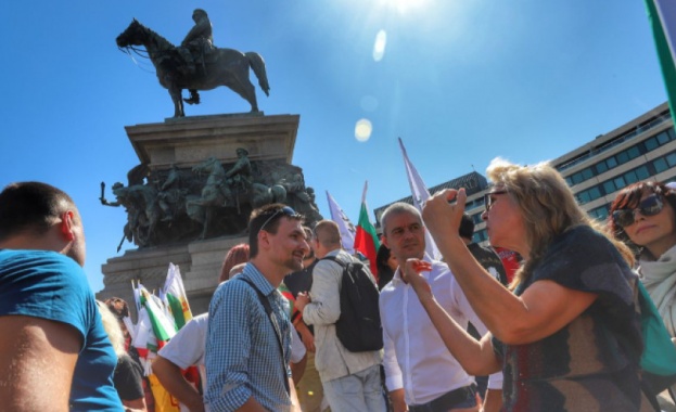 Пред сградата на Народното събрание се провежда протест под надслов