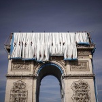 Започна последният етап от опаковането на Триумфалната арка по проект на Кристо 