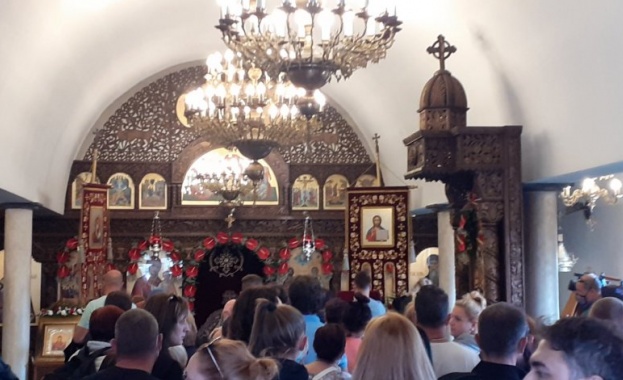 Стотици вярващи са на Кръстова гора в навечерието на празника