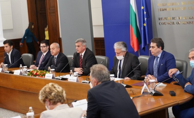Министър председателят Стефан Янев и членовете на Министерския съвет представят отчет