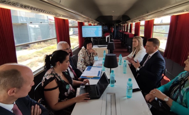 Първия си подпис като министър на транспорта информационните технологии и