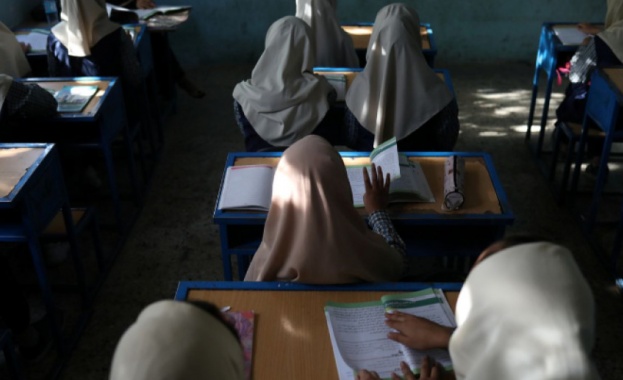 Талибаните спират достъпа на момичета до средните училища в Афганистан