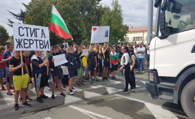 Отново протест в Айтос блокира пътя Отново протест в Айтос блокира пътя