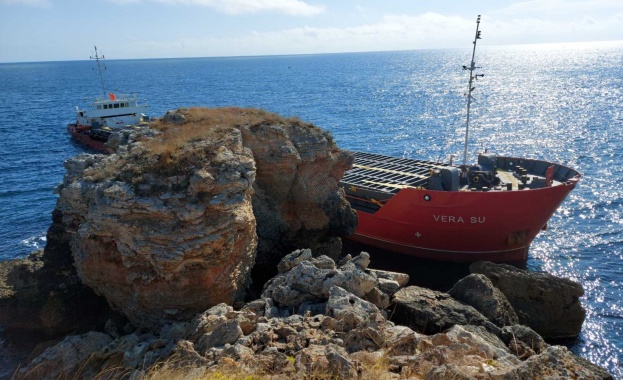 Взети са проби от водите в района на заседналия кораб край Камен бряг
