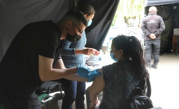 Група антиваксъри са нападнали медицинския екип на мобилен пункт за