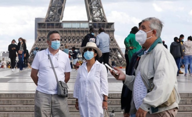 Във Франция без здравен паспорт хората са обречени на липса