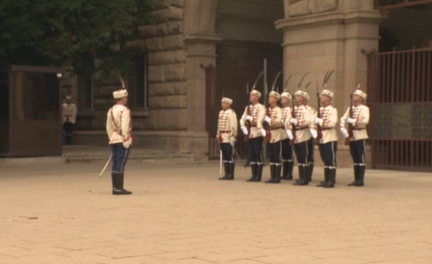 Тържествената смяна на почетния гвардейски караул започна в 12 ч
