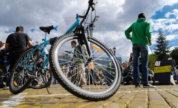 Световният ден без автомобили беше отбелязан с велопоход в София.