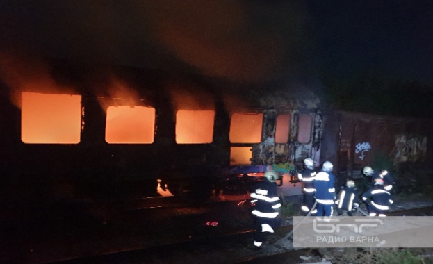 Вагон се запали и изгоря снощи в района на хипермаркета